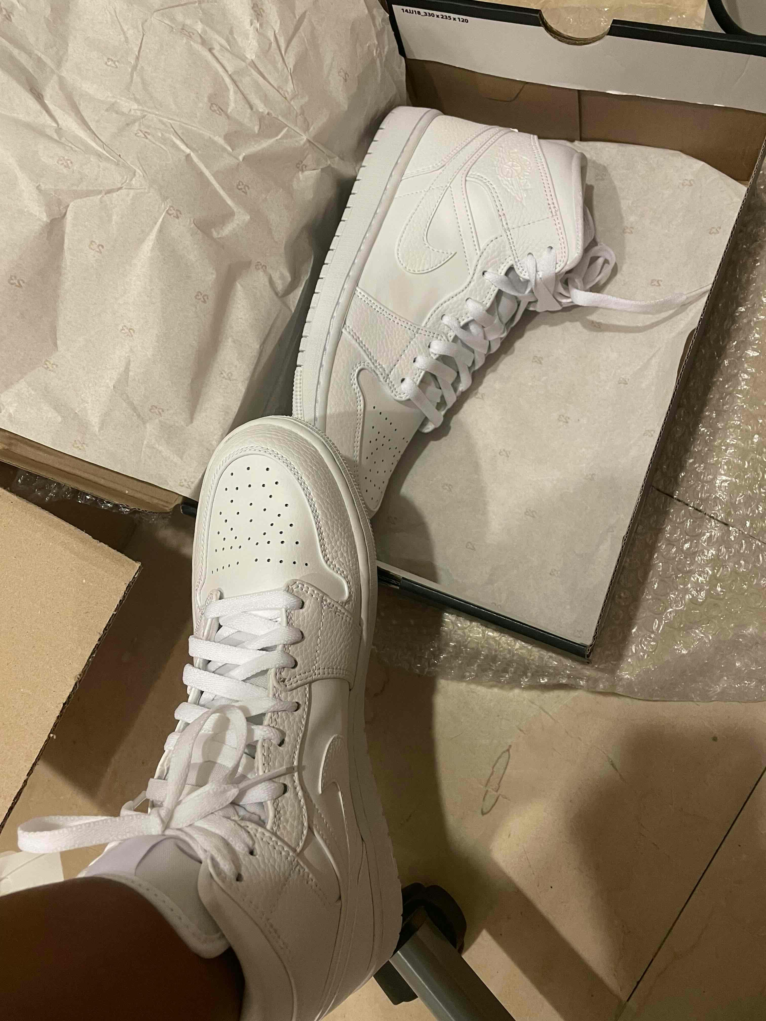 Air Jordan 1 Mid 'Triple White' 554724-130 Air Jordan 1 Mid 'Triple White' 554724-130
